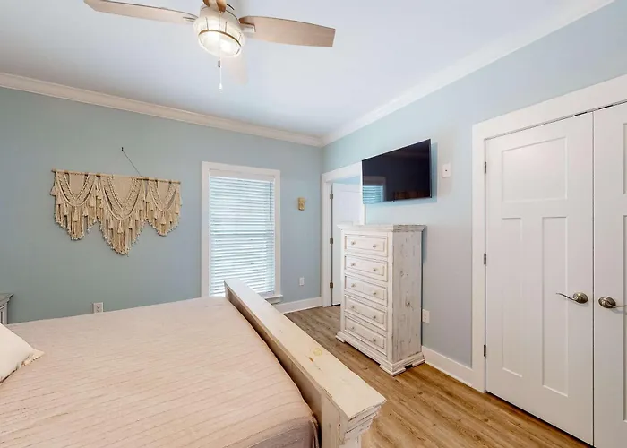 Holiday home Modern With Screened Porch On-site Pool Ac & W&d