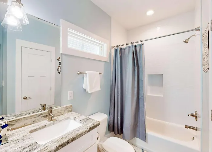 Modern With Screened Porch On-site Pool Ac & W&d Holiday home Gulf Shores