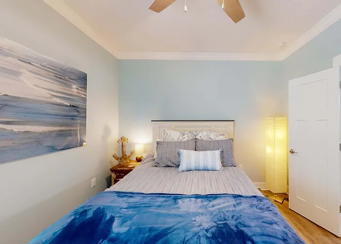 Holiday home Modern With Screened Porch On-site Pool Ac & W&d *