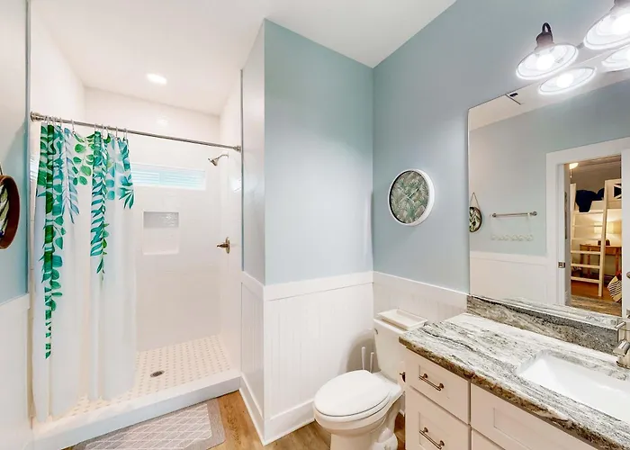 Modern With Screened Porch On-site Pool Ac & W&d Holiday home Gulf Shores