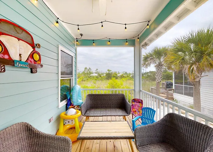 Holiday home Modern With Screened Porch On-site Pool Ac & W&d *