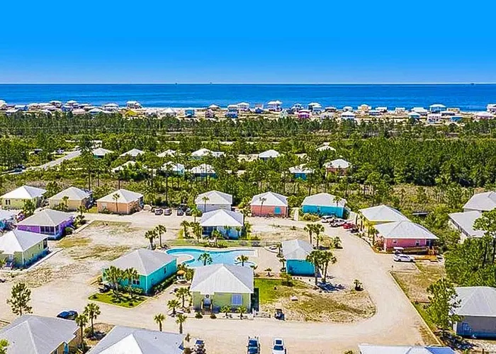 Holiday home Modern With Screened Porch On-site Pool Ac & W&d Gulf Shores