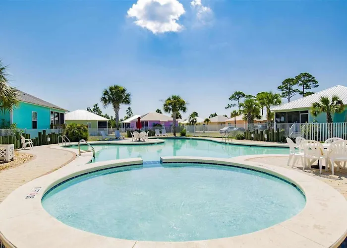 Holiday home Modern With Screened Porch On-site Pool Ac & W&d Gulf Shores