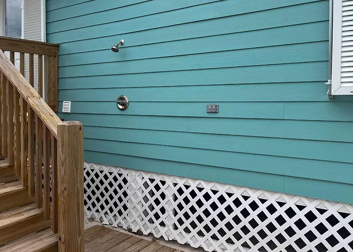 Holiday home Modern With Screened Porch On-site Pool Ac & W&d