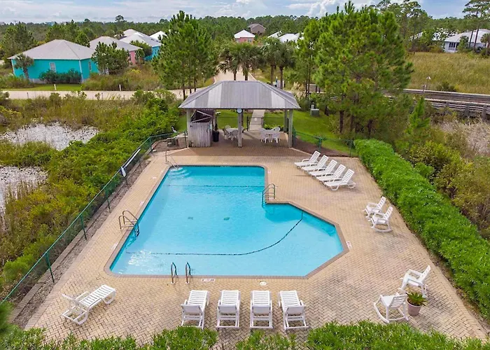 Modern With Screened Porch On-site Pool Ac & W&d Holiday home