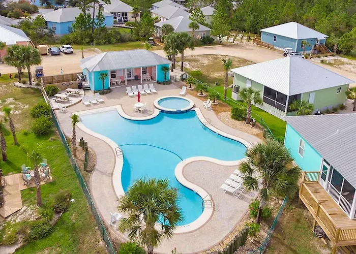 Holiday home Modern With Screened Porch On-site Pool Ac & W&d *